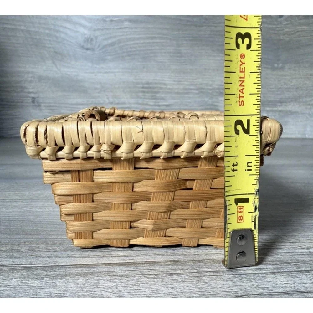 Small Vtg Hand Woven Bamboo Pandan Leaves Lidded Basket Bali Indonesian Trinkets